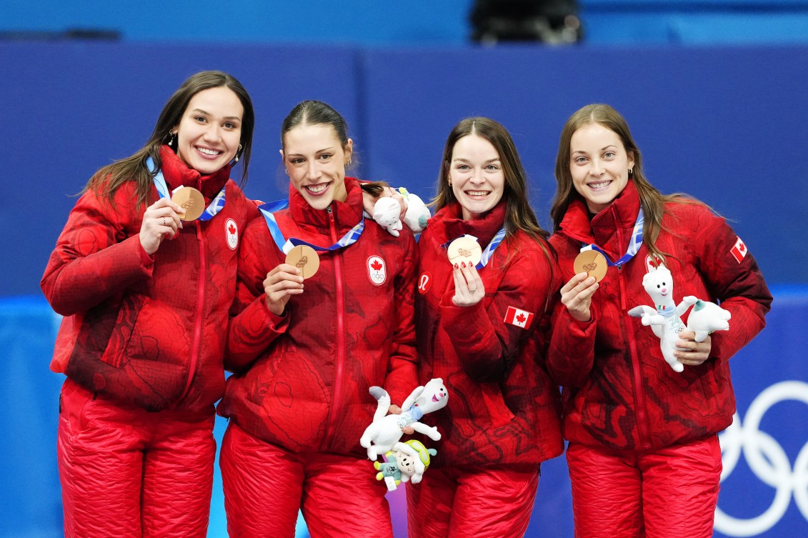 Florence Brunelle, Courtney Sarault, Kim Boutin et Danaé Blais avec leur médaille de bronze.