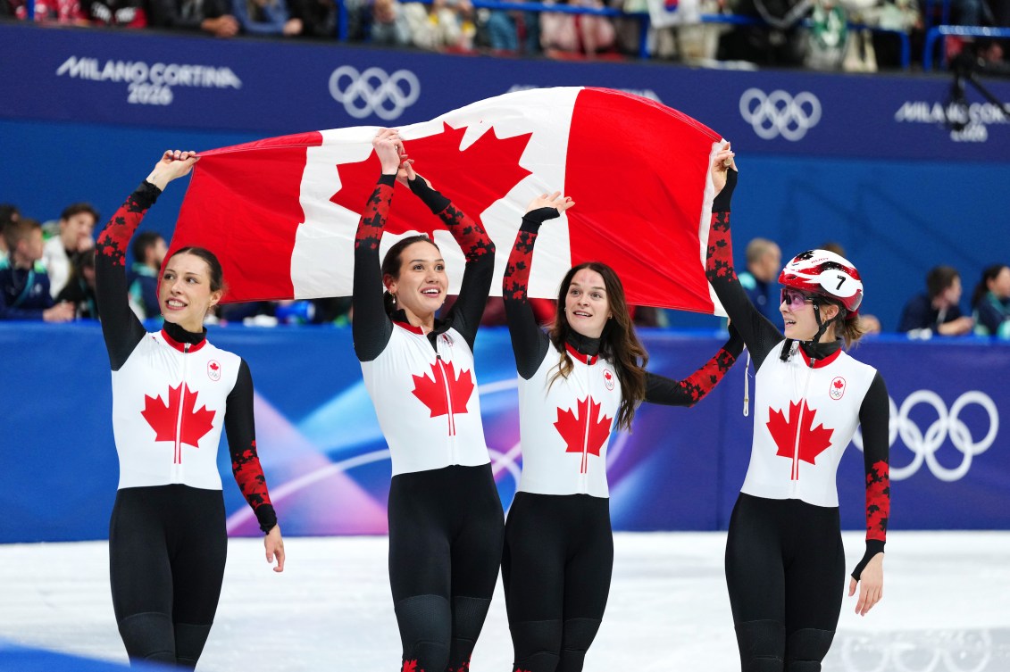 Florence Brunelle, Courtney Sarault, Kim Boutin et Danaé Blais tiennent le drapeau canadien.