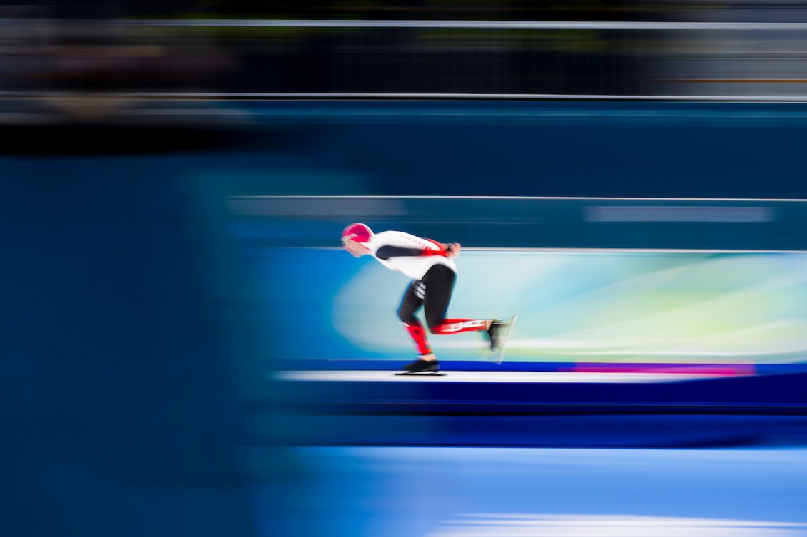Ted-Jan Bloemen qui patine, les deux mains dans le dos