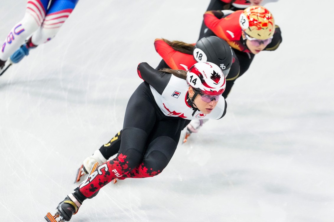 Courtney Sarault pendant une course de patinage de vitesse courte piste