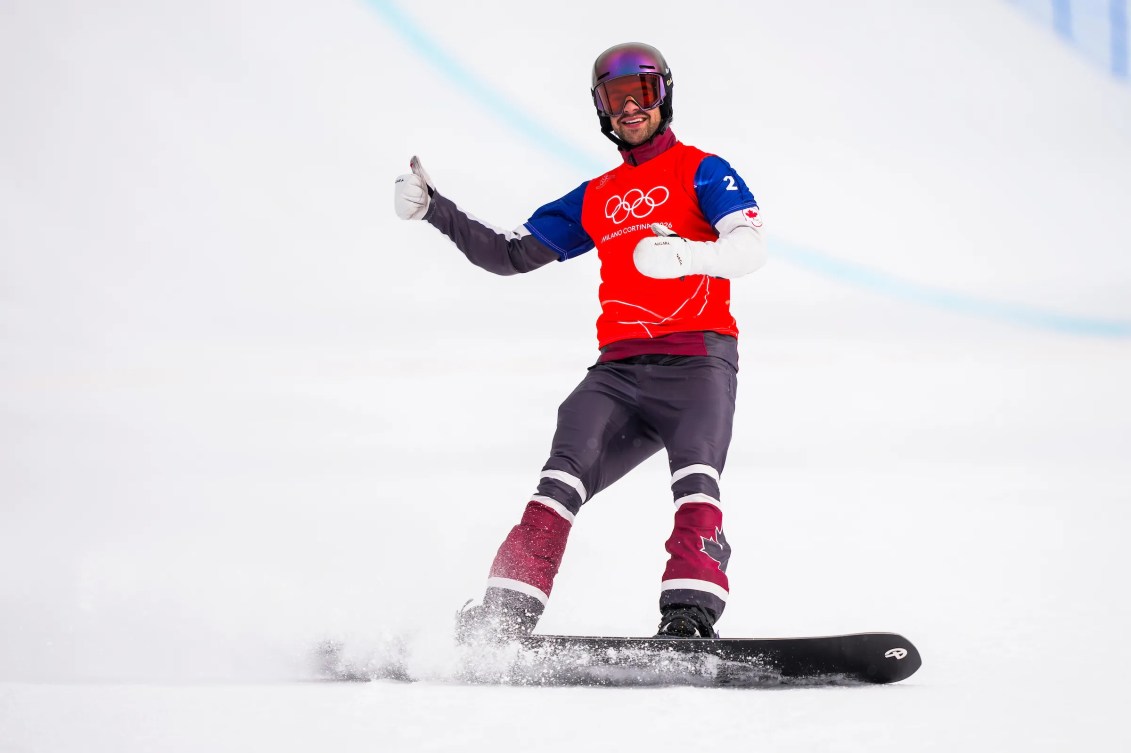 Eliot Grondin, sur sa planche à neige, célèbre sa médaille d'argent