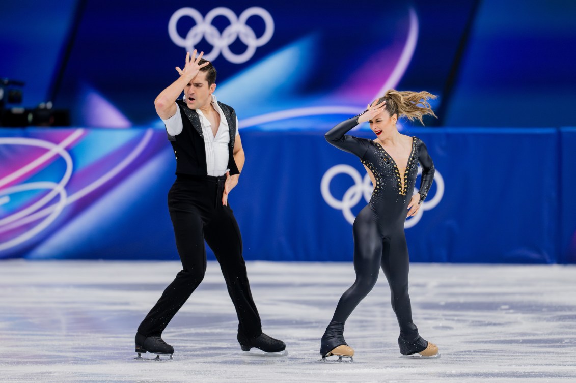 Marie-Jade Lauriault et Romain Le Gac effectuent une figure lors de leur programme de patinage artistique
