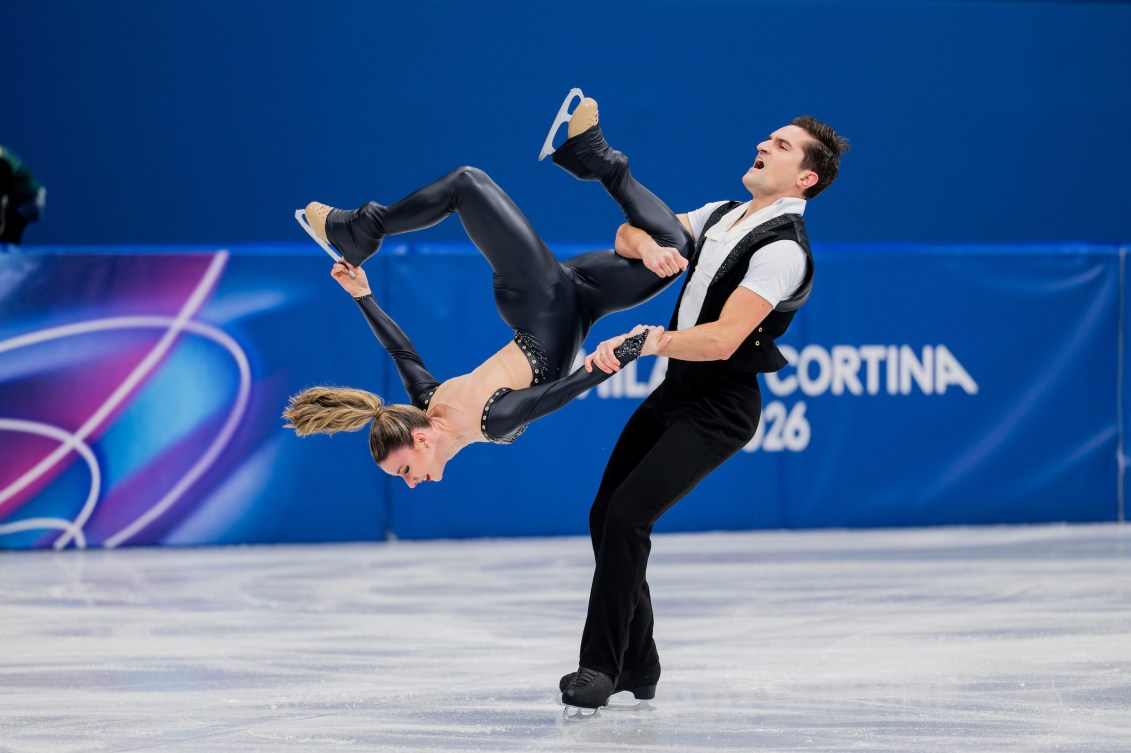 Marie-Jade Lauriault et Romain Le Gac effectuent une figure lors de leur programme de patinage artistique