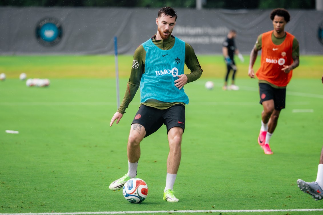 Joel Waterman en entraînement exécute une passe.