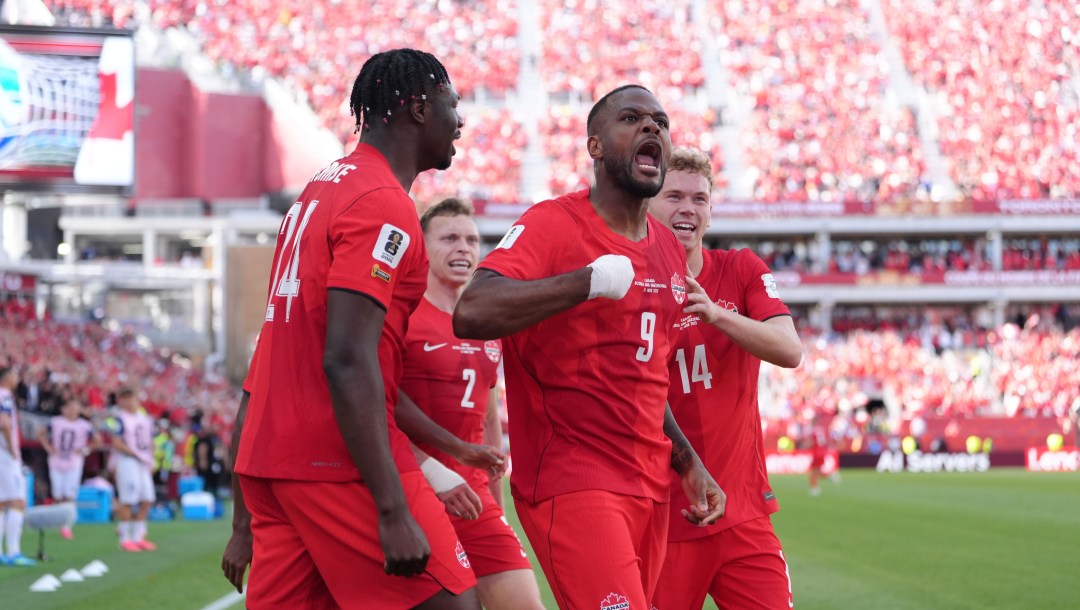 Cyle Larin célèbre son but.