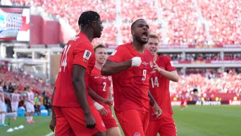 Cyle Larin célèbre son but.