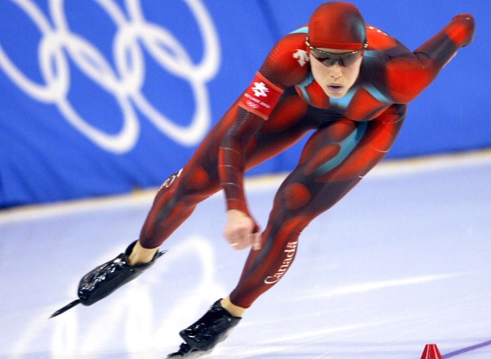 Catriona Le May Doan powers round the first turn on her way to an Olympic record of 37.30 seconds in the women's 500m speed skating at the Salt Lake City 2002 Olympic Winter Games on Wednesday Feb. 13, 2002. (CP PHOTO/Frank Gunn)