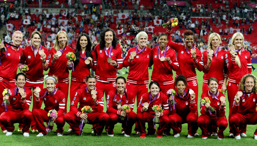 Canada's women's soccer team pose with their London 2012 medals
