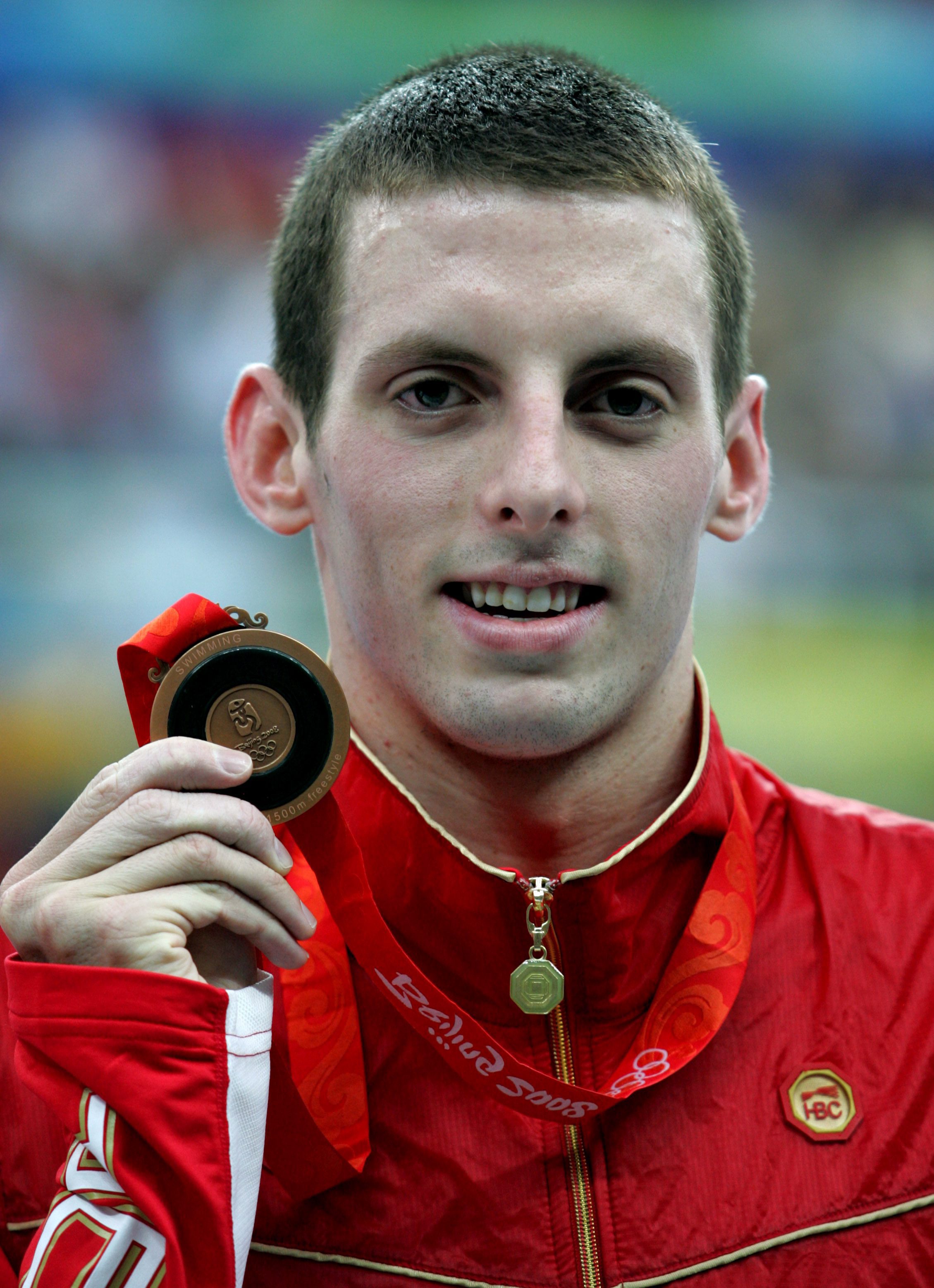 Ryan Cochrane shows off his bronze medal in men's 1500 metre freestyle at the swimming finals at Beijing 2008. (Mike Ridewood)