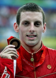 Ryan Cochrane shows off his bronze medal in men's 1500 metre freestyle at the swimming finals at Beijing 2008. (Mike Ridewood)