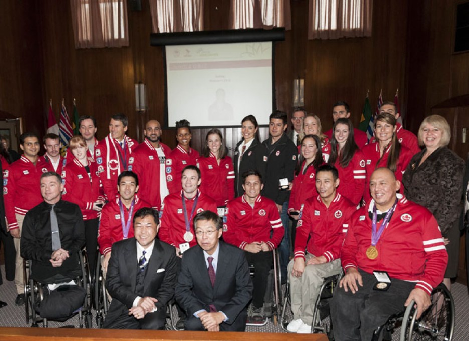 Mayor Robertson & athletes COC photo by Bayne Stanley