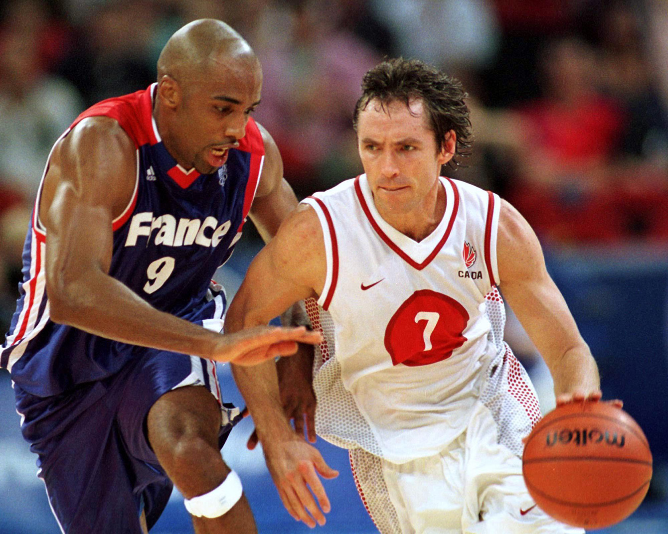 Steve Nash competes in the men's basketball tournament at the Sydney 2000 Olympics.
