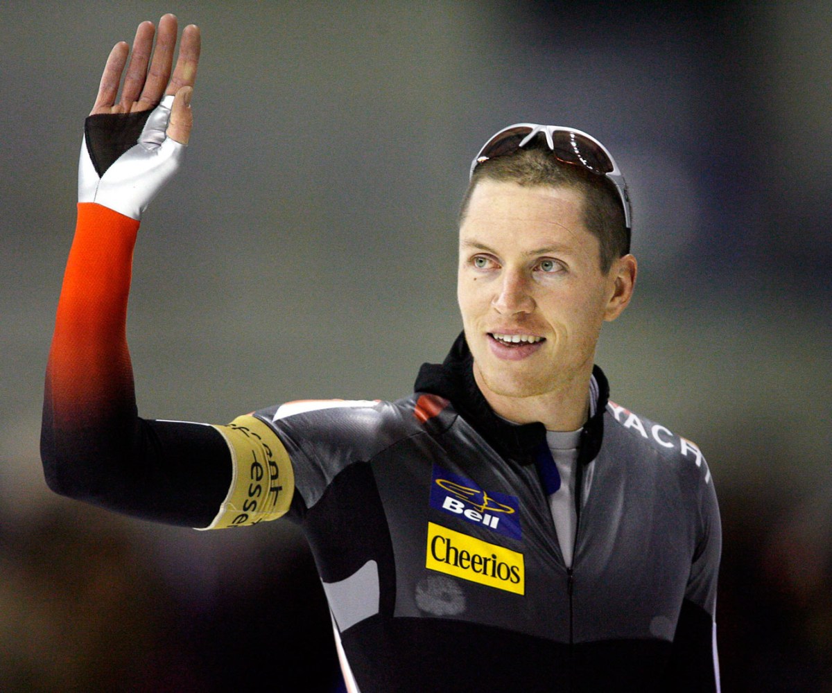 Athlete Jeremy Wotherspoon waving to crowd