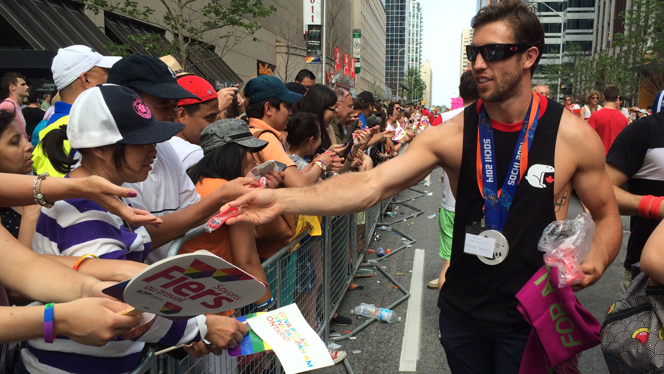 Sochi 2014 silver medallist in team figure skating, Dylan Moscovitch with gifts for the crowd.