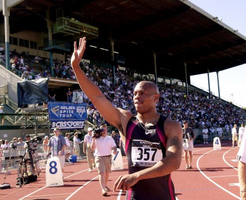 Maurice Greene waves to the Hayward Field crowd during the 2001 Track and Field Worlds. Photo: CP