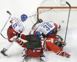 Jeff Carter dives into the crease to score vs the Czechs in the semifinal (Photo: CP)