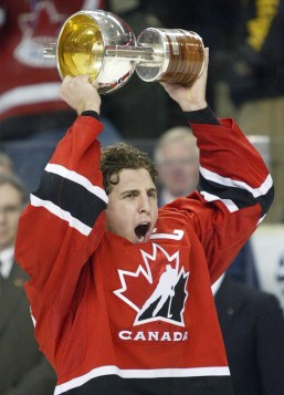 Captain Mike Richards hoists the trophy after winning gold at the 2005 World Juniors (Photo: CP)