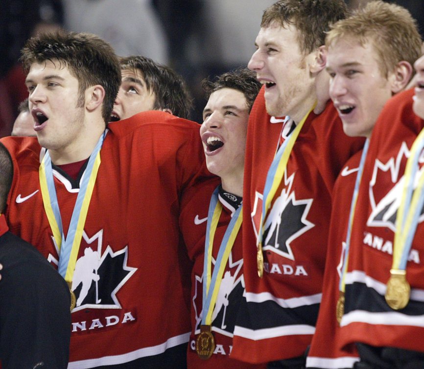 Team members sing O' Canada after winning gold at the 2005 World Juniors (Photo: CP)