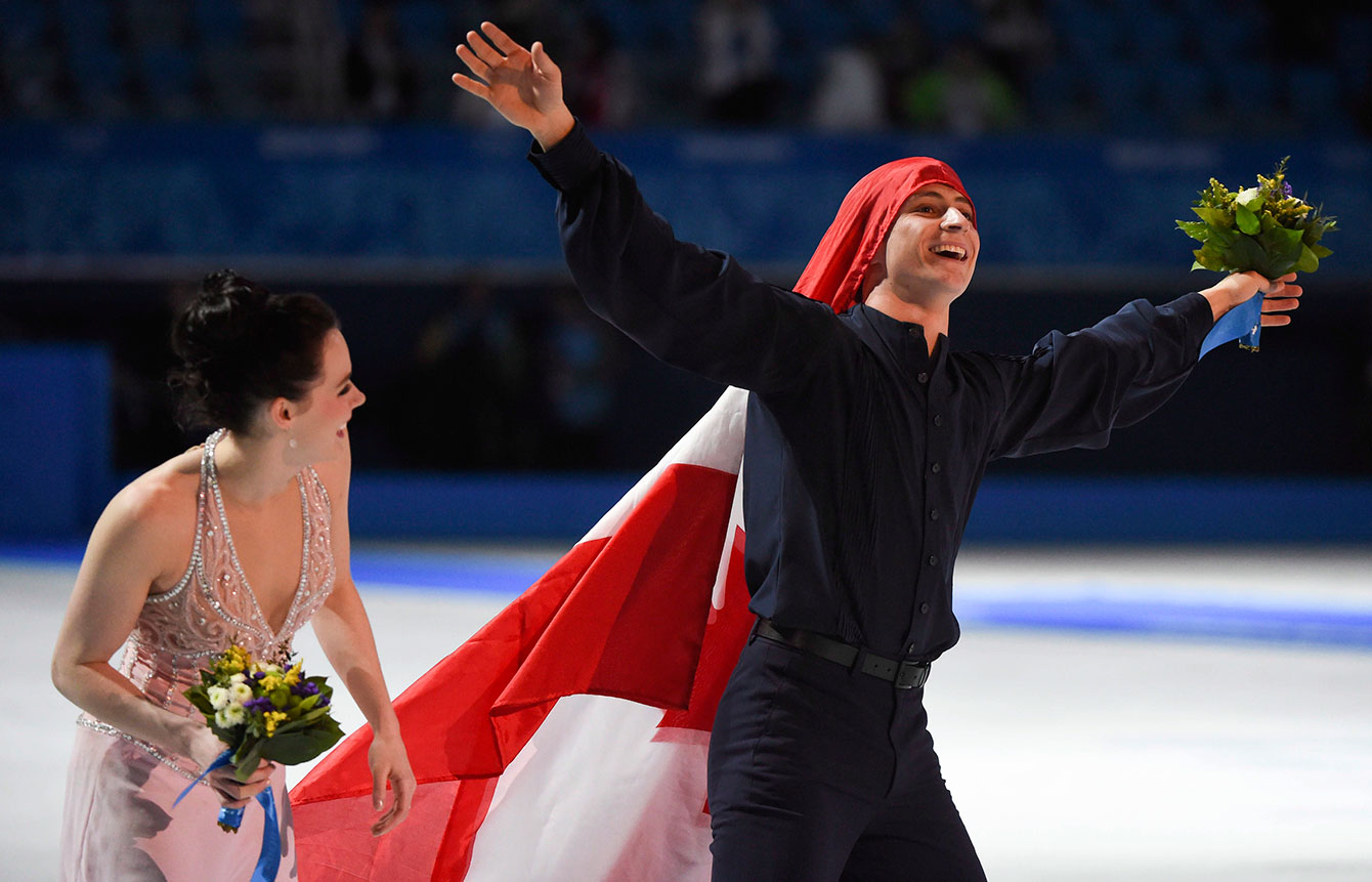 Tessa Virtue and Scott Moir celebrate their silver medal (Sochi)