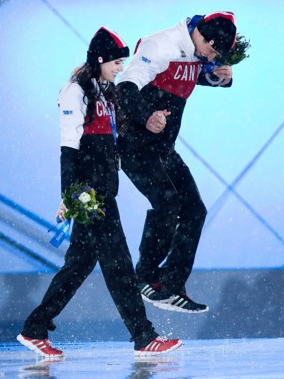 Tessa Virtue and Scott Moir celebrate their silver medal (Sochi)