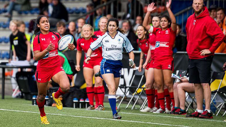 Magali Harvey breaks away against France at the Amsterdam Sevens on May 23, 2015 (Photo: Ron LeBlanc/Rugby Canada). 