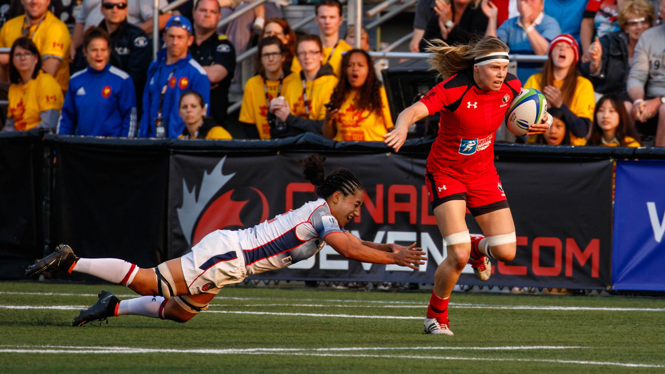 Karen Paquin evades a tackle against USA at Canada Sevens in the 2015 season (Photo: Lorne Collicutt).