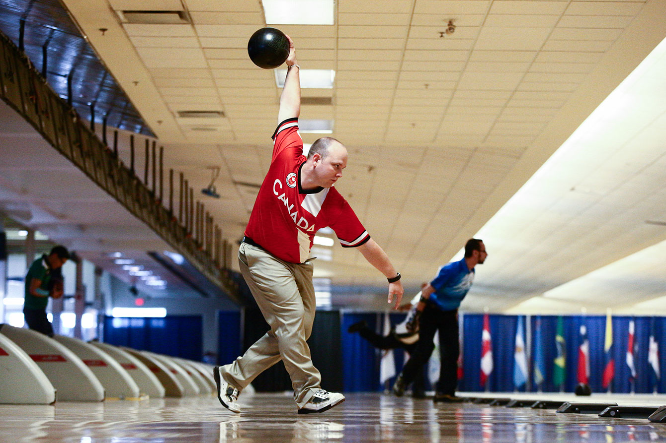 Dan MacLelland preparing to bowl