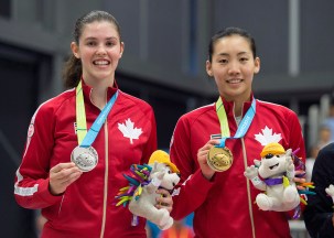 Rachel Honderich (left) holds up her silver medal next to Michelle Li, who won women's singles at TO2015.
