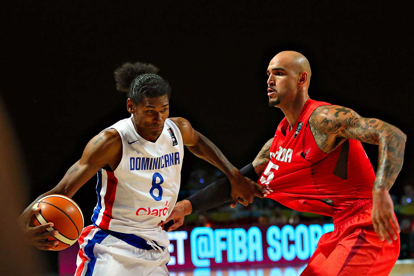 Robert Sacre (left) had eight points. (Photo: FIBA)