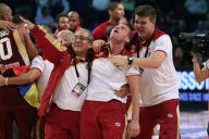 Nestor 'Che' Garcia (centre), Venezuela's coach (Photo: FIBA)