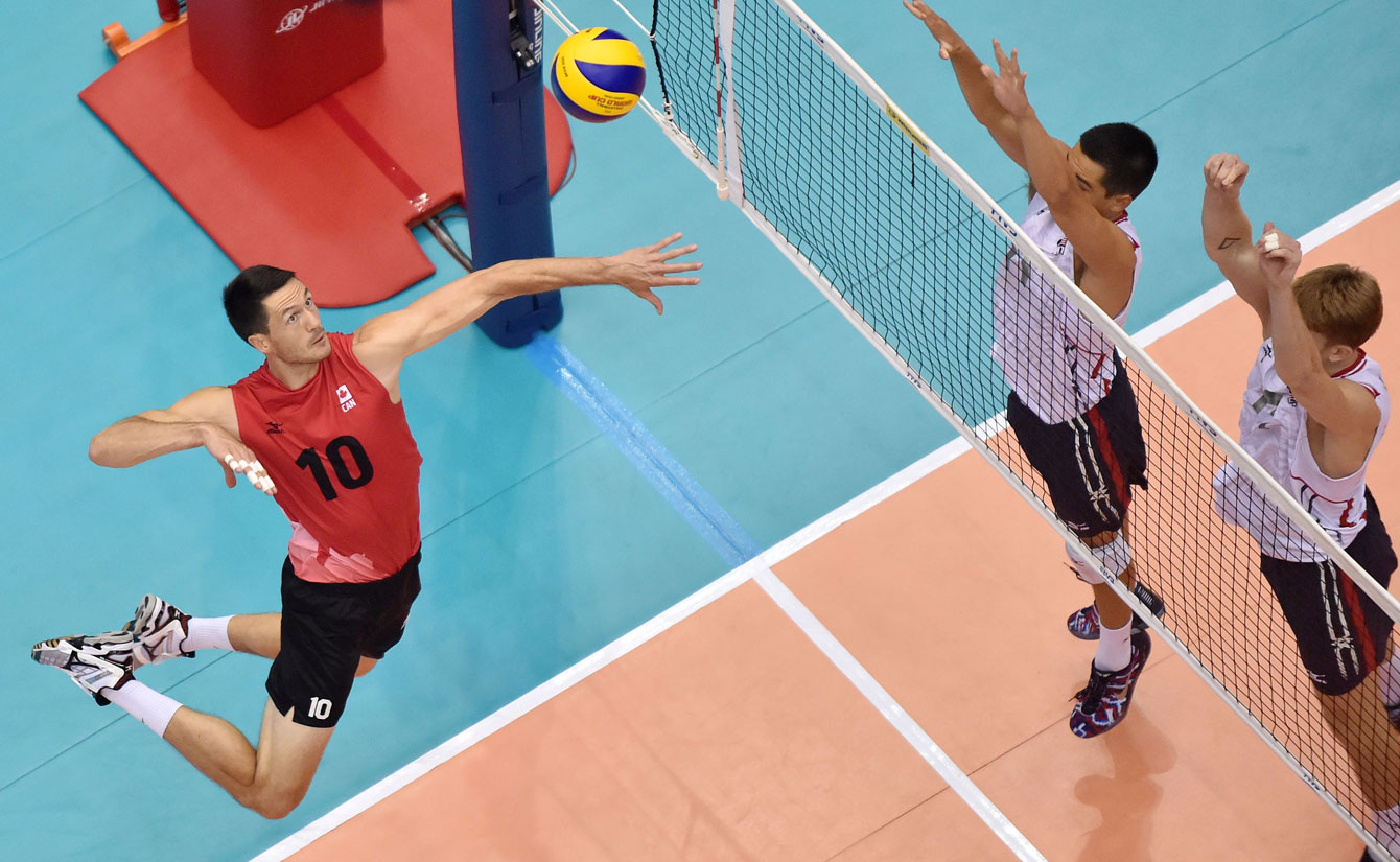 Toontje Van Lankvelt of Canada spikes against the United States on September 10, 2015 (Photo: FIVB).