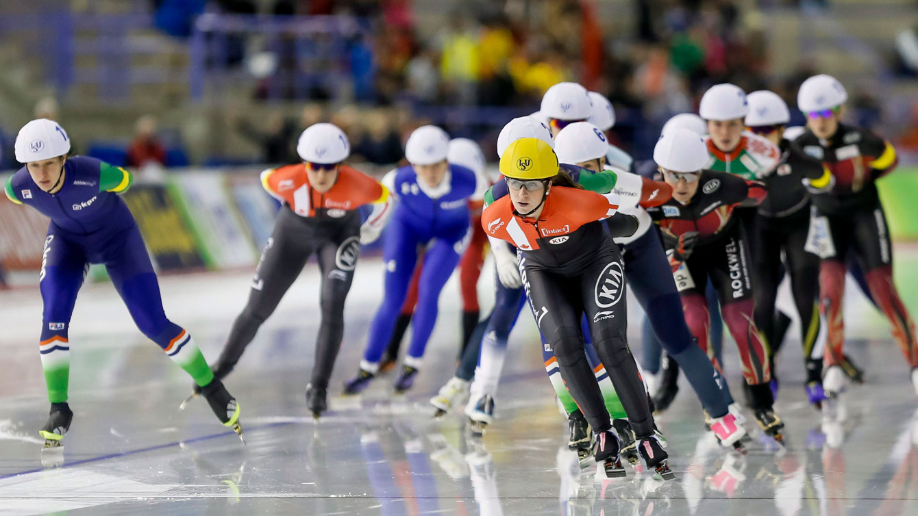 Ivanie Blondin (front, right) during the World Cup mass start in Calgary on November 15, 2015.