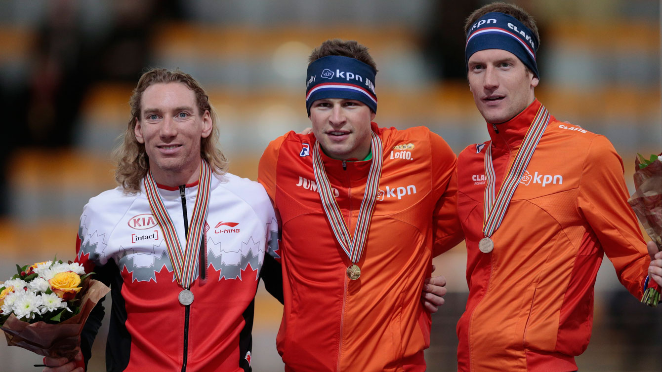 Ted-Jan Bloemen (left) on the world single distances podium after finishing second on February 11, 2016 in the men's 10,000m.