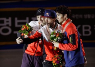 11030219 Hamelin poses for a selfie with the other medallists