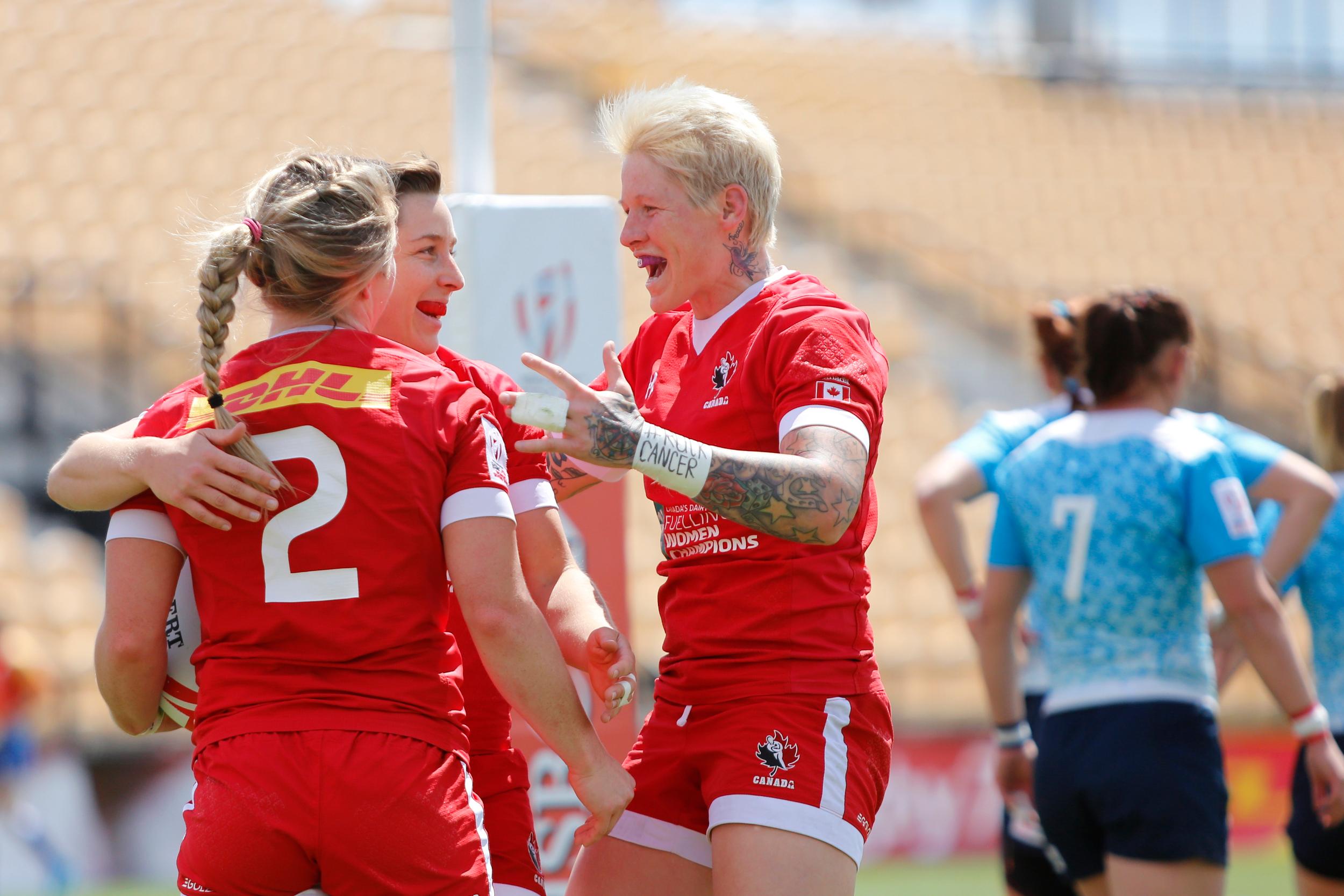 The Canadian women's sevens team celebrates at the top of Canada v Russia at Atlanta 7s (Photo: Mike Lee @ KLC Fotos).