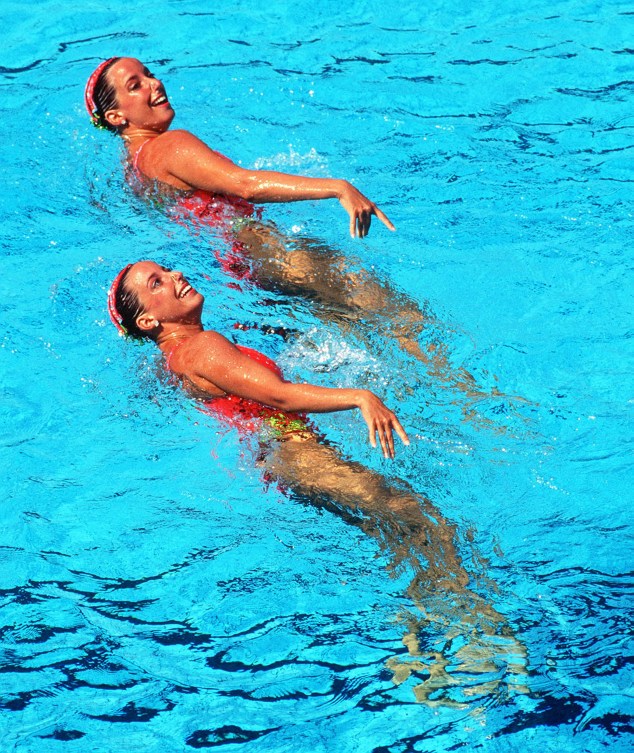 Canada's Penny and Vicky Vilagos, identical twins, competing in the synchronized swimming event at the 1992 Olympic games in Barcelona. (CP PHOTO/ COC/ Ted Grant) Les jumelles indentiques Penny et Vicky Vilagos du Canada participent à la nage synchronisée aux Jeux olympiques de Barcelone de 1992. (PC Photo/AOC)