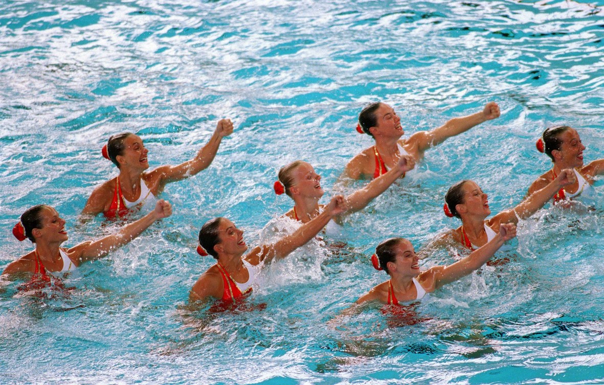 Canada's Synchronized Swimming team perform their routine at the 1996 Atlanta Summer Olympic Games. (CP PHOTO/COC/Scott Grant) L'équipe de nage synchronisée du Canada participe aux Jeux olympiques d'Atlanta de 1996. (PC Photo/AOC)