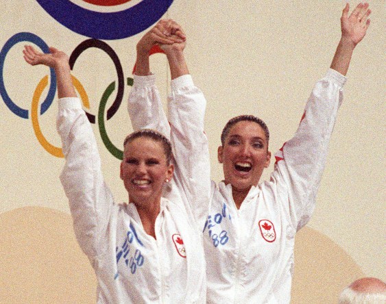 Canada's Carolyn Waldo (left) and Michelle Cameron celebrates their gold medal win in the synchronized swimming duet event at the 1988 Olympic Games in Seoul. (CP PHOTO/ COC/ Ted Grant) Carolyn Waldo (gauche) et Michelle Cameron du Canada célèbrent après avoir remporté une médaille d'or en nage synchronisée en duo aux Jeux olympiques de Séoul de 1988. (PC Photo/AOC)