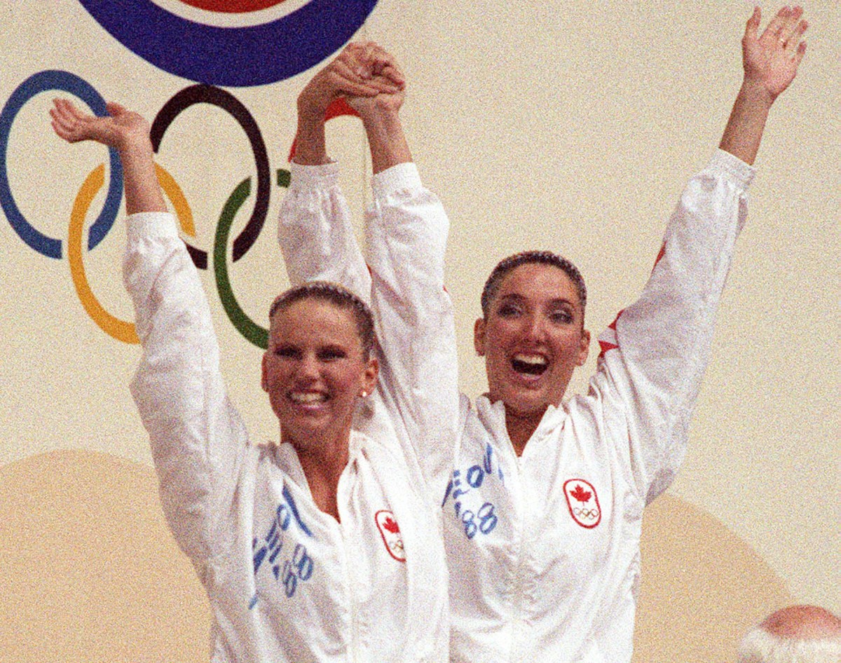 Canada's Carolyn Waldo (left) and Michelle Cameron celebrates their gold medal win in the synchronized swimming duet event at the 1988 Olympic Games in Seoul. (CP PHOTO/ COC/ Ted Grant) Carolyn Waldo (gauche) et Michelle Cameron du Canada célèbrent après avoir remporté une médaille d'or en nage synchronisée en duo aux Jeux olympiques de Séoul de 1988. (PC Photo/AOC)