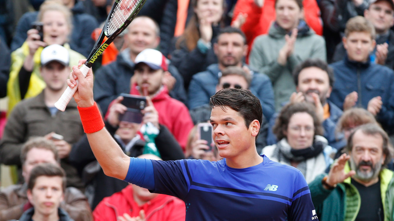Milos Raonic salutes the crowd after winning his first round match on May 23, 2016 at the French Open. 