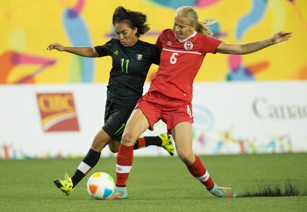 Rebecca Quinn (droite), Monica Ocampo (gauche) Canada's Rebecca Quinn (6) and Mexico's Monica Ocampo (11) fight for ball posession during the first half of the 2015 Pan Am Games women's bronze medal soccer match in Hamilton, Ontario on Friday, July 24, 2015. THE CANADIAN PRESS/Peter Power
