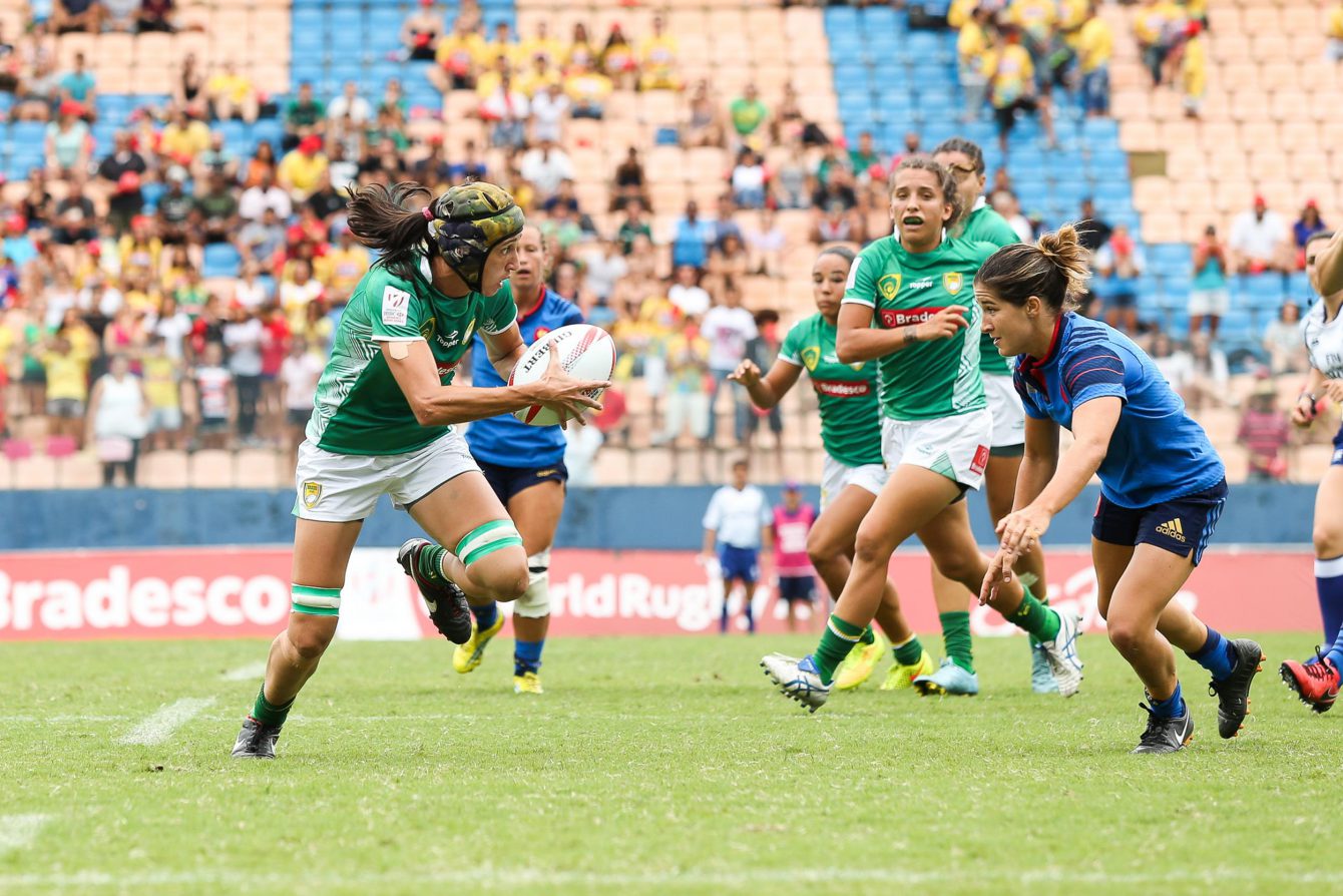 Julia Sardá attacks the French line of defence on day two of São Paulo 7s in Brazil (Photo: FotoJump).