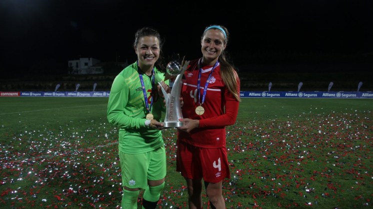 Sabrina D'Angelo (gauche), Shelina Zardosky (droite), gagnantes de la Coupe Algarve, le 9 mars 2016. Sabrina D'Angelo (left) holding the Algarve Cup with Zadorsky (right), March 9th 2016.
