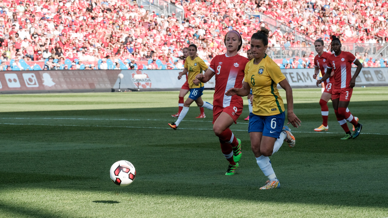 Josee Belanger chases the ball against Brazil on June 4, 2016 against Brazil in Toronto (Thomas Skrlj/COC)