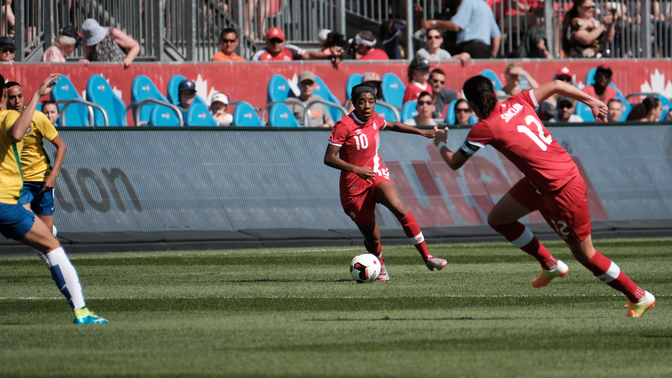 Ashley Lawrence controls the ball in a friendly against Brazil on June 4, 2016 in Toronto (Thomas Skrlj/COC)