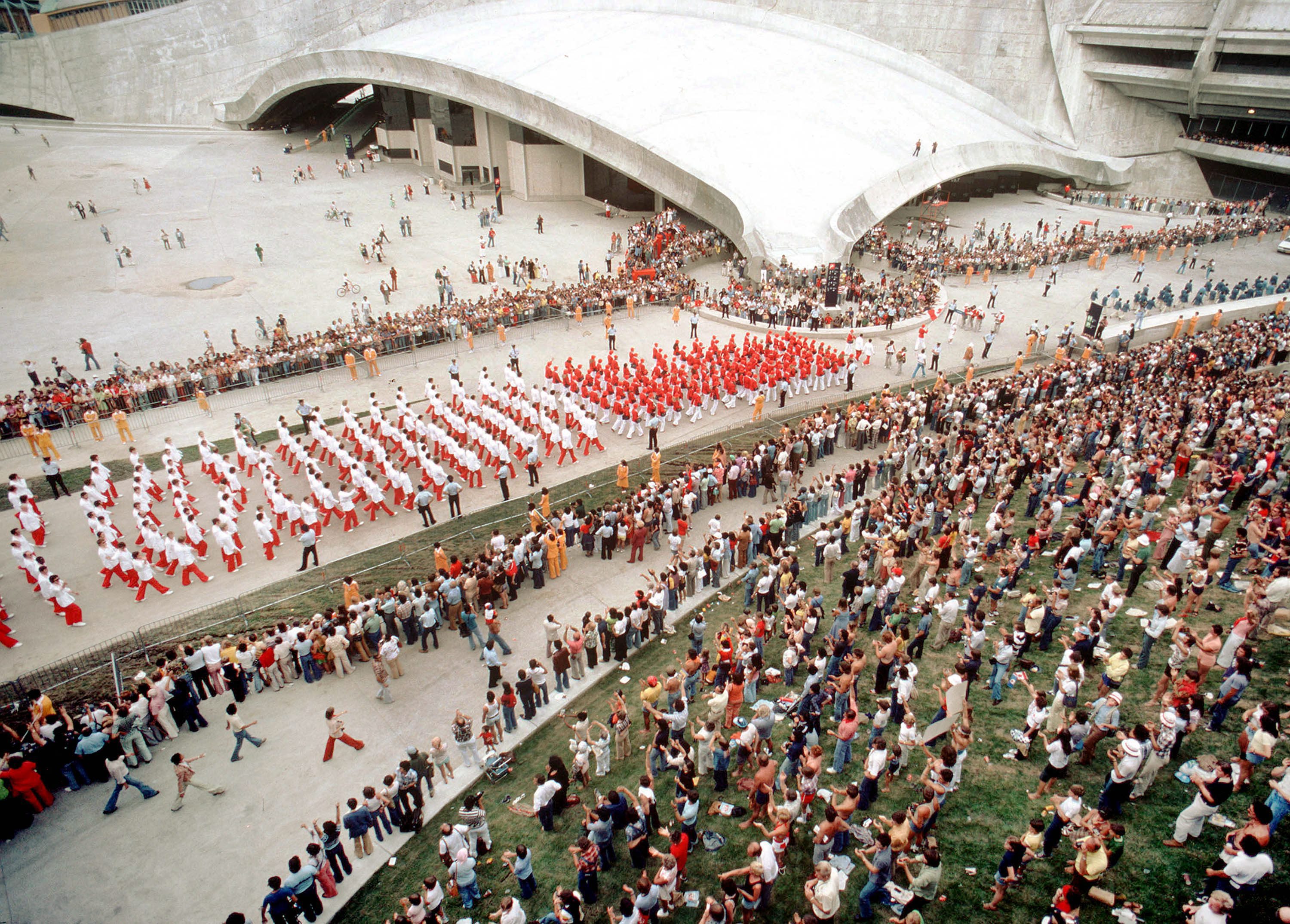Canadian athletes approach the Olympic Stadium during the opening ceremonies for the 1976 Olympic games in Montreal. (CP PHOTO/COC/ RW) Les athlètes canadiens s'apprêtent à faire leur entrée lors des cérémonies d'ouverture des Jeux olympiques de Montréal de 1976. (Photo PC/AOC)