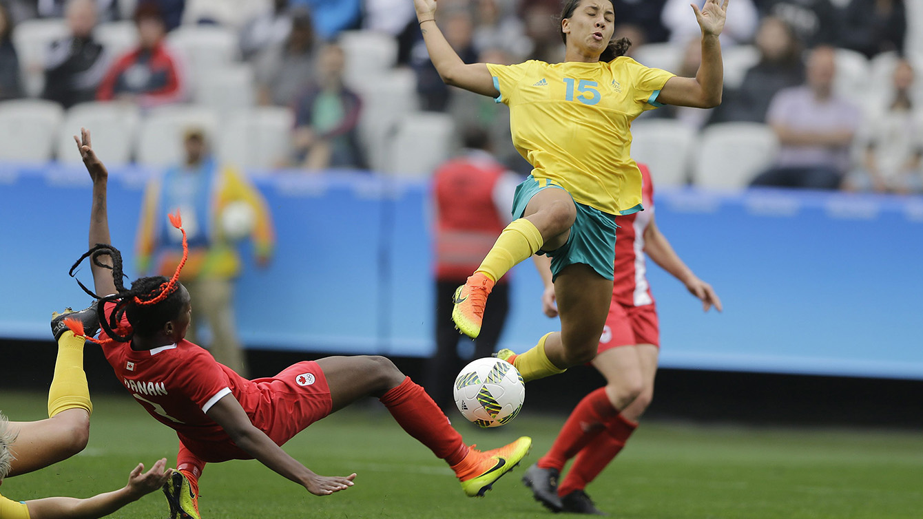 Australia's Samantha Kerr, right, fight for the ball with Canada's Kadeisha Buchanan during the 2016 Summer Olympics football match at the Arena Corinthians in Sao Paulo, Brazil, Wednesday, Aug. 3, 2016. (AP Photo/Nelson Antoine)