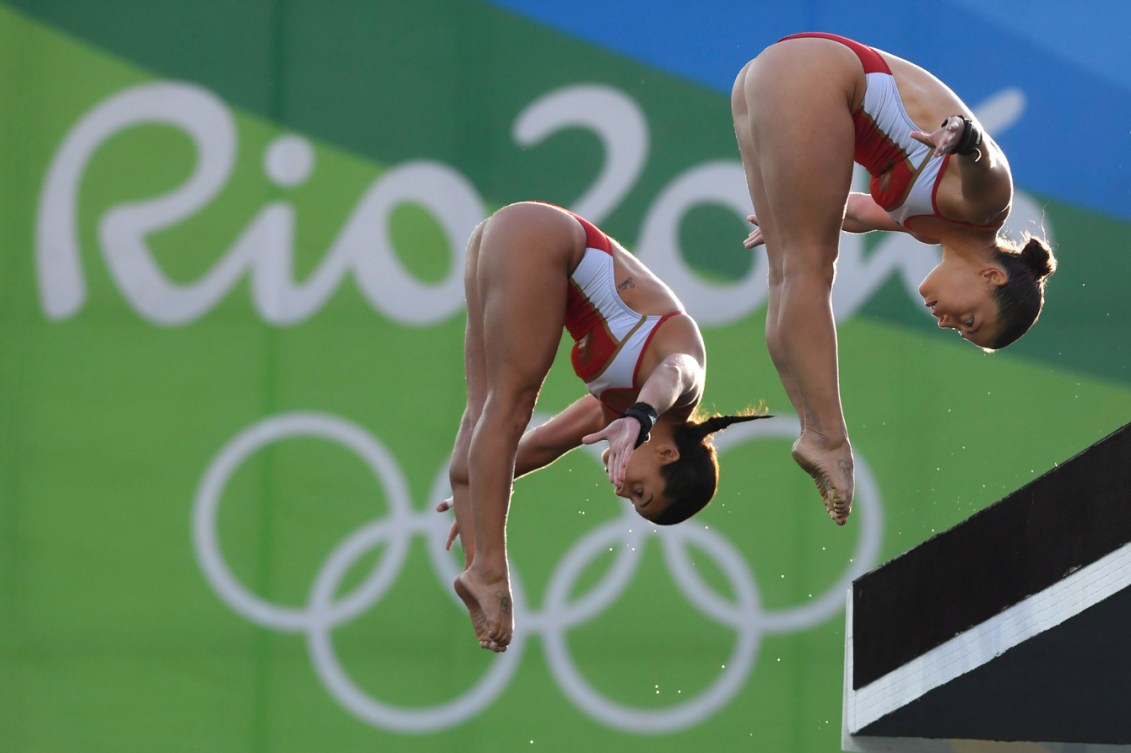 Benfeito and Filion mid dive in synchro event
