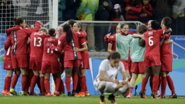 Rio Olympics Soccer Women Canada's players celebrate after beating France in a quarter-final match of the women's Olympic football tournament between Canada and France in Sao Paulo, Brazil, Friday Aug. 12, 2016. Canada's won1-0 and went through to the semi-finals.(AP Photo/Nelson Antoine)