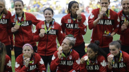 Rio 2016: Women's soccer bronze Canadian women's soccer team kiss their medals